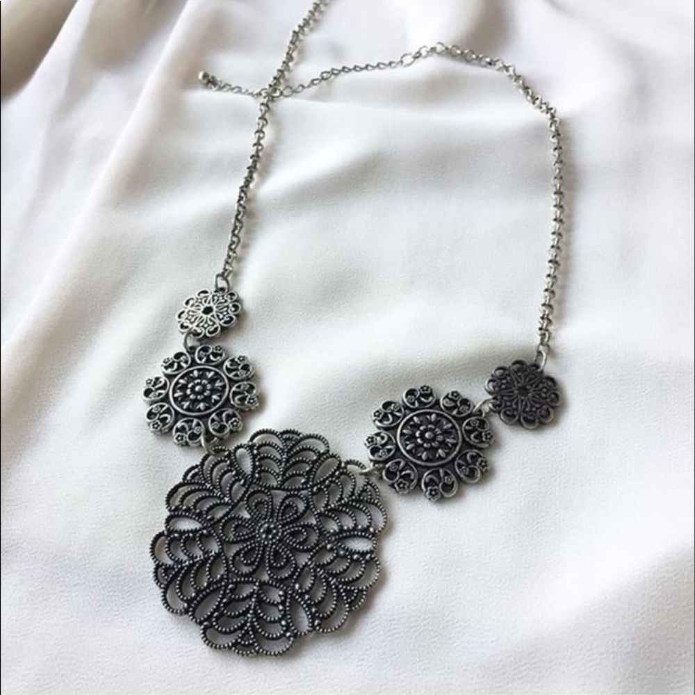 Vintage Silver tone Flower Necklace